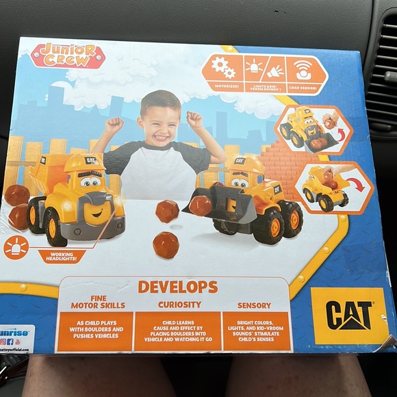 NWT Cat Junior crew dump Truck motorized Lights & sounds load sensor 3 boulders - Picture 3 of 9